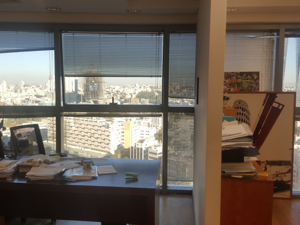 אחד מחדרי עבודה