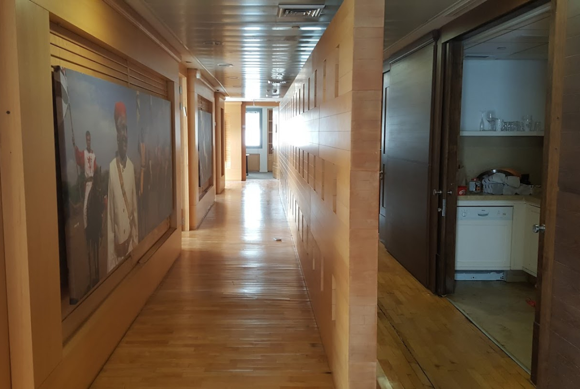 מסדרון במשרד וכניסה לחדרים