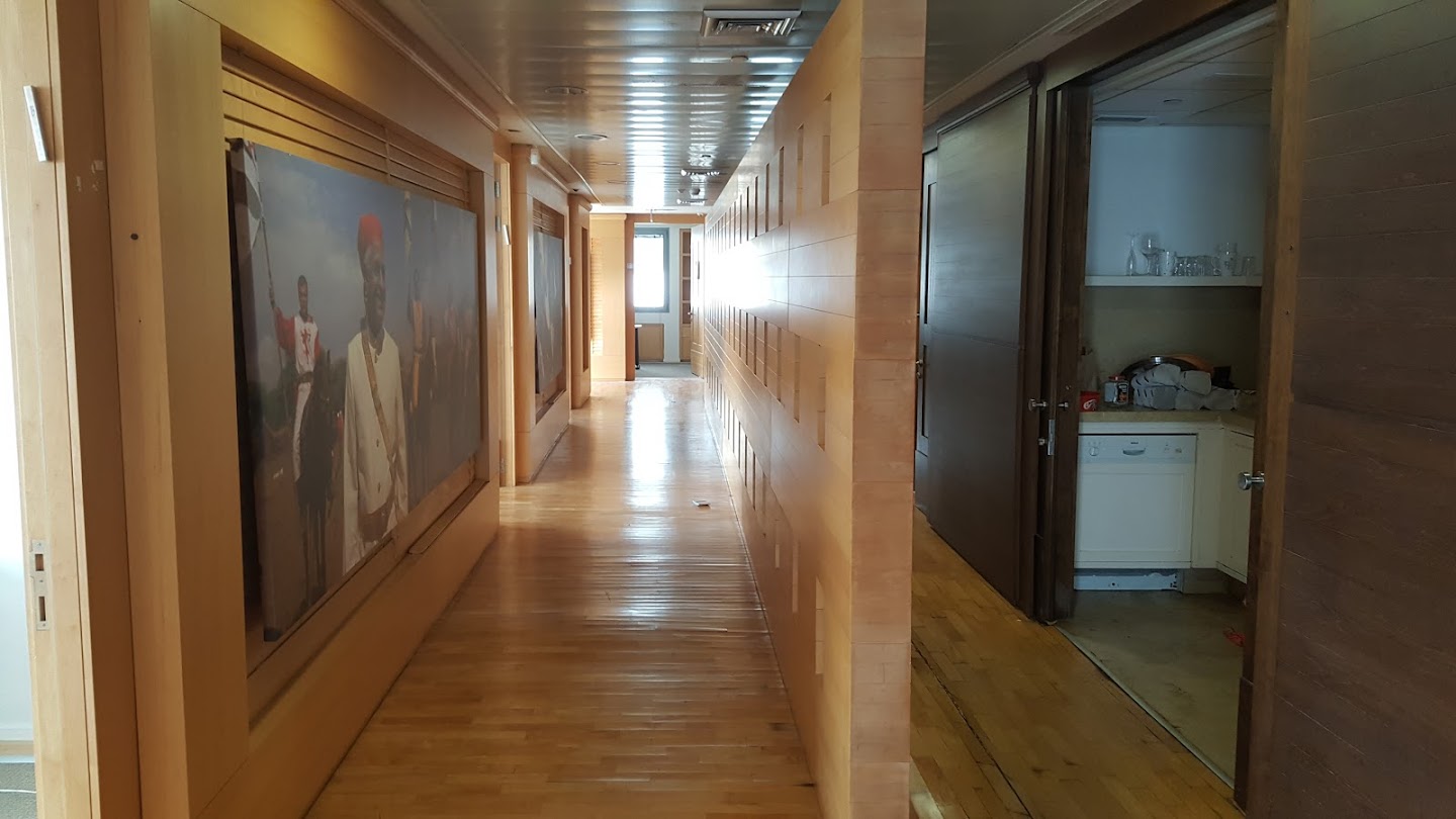 מסדרון במשרד וכניסה לחדרים