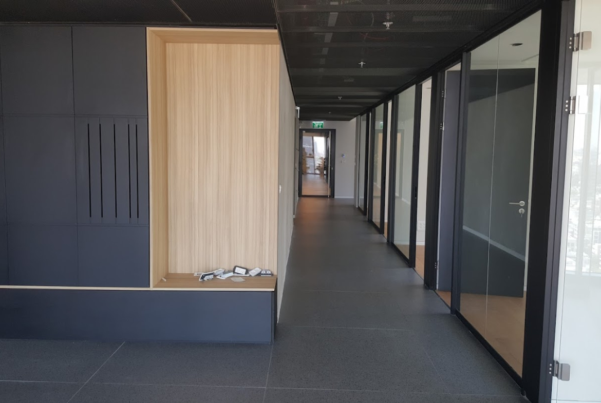 מסדרון וכניסה לחדרים