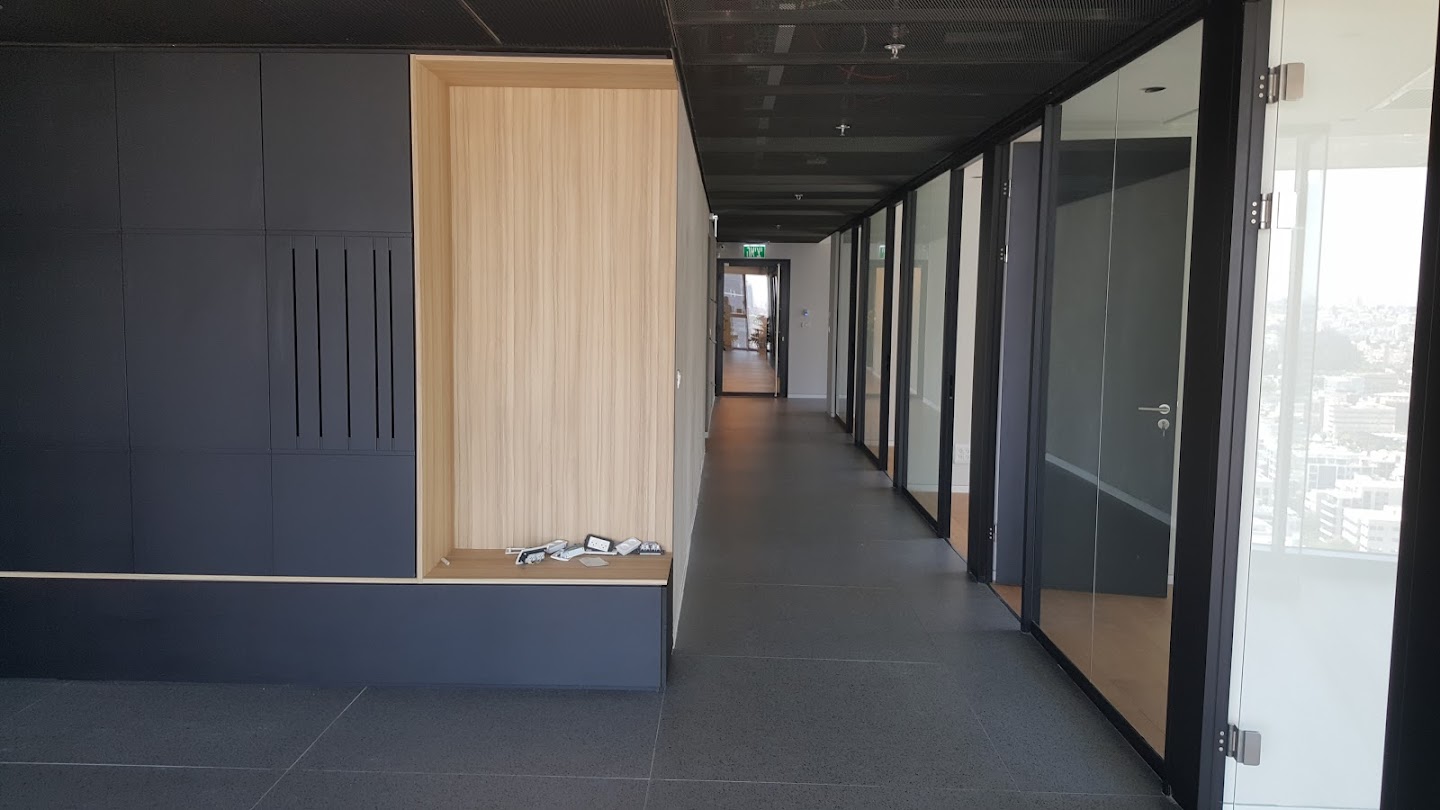 מסדרון וכניסה לחדרים