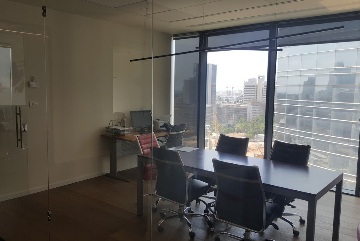 חדר עבודה גדול- ניתן לשמש כחדר צוות/ חדר ישיבות קטן