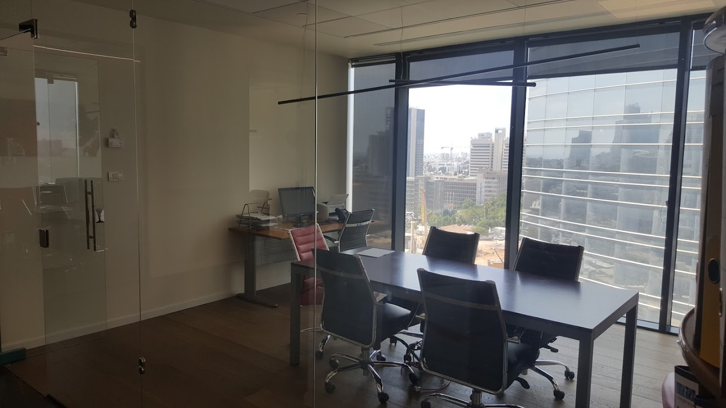 חדר עבודה גדול- ניתן לשמש כחדר צוות/ חדר ישיבות קטן