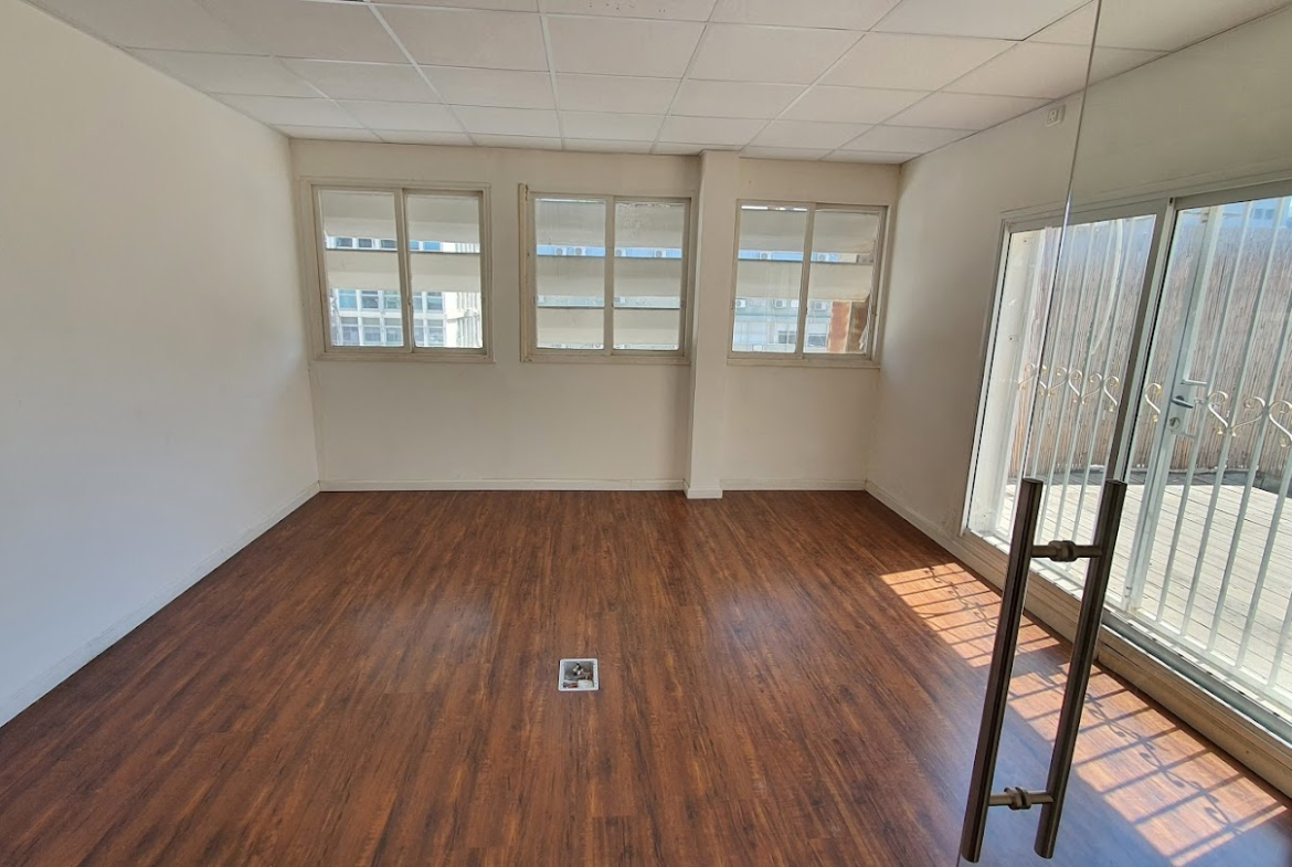 חדר עבודה עם יציאה למרפסת.