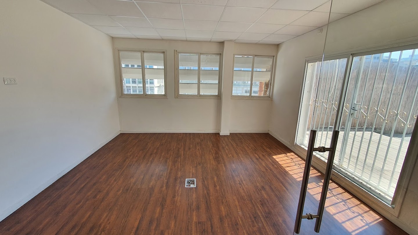 חדר עבודה עם יציאה למרפסת.