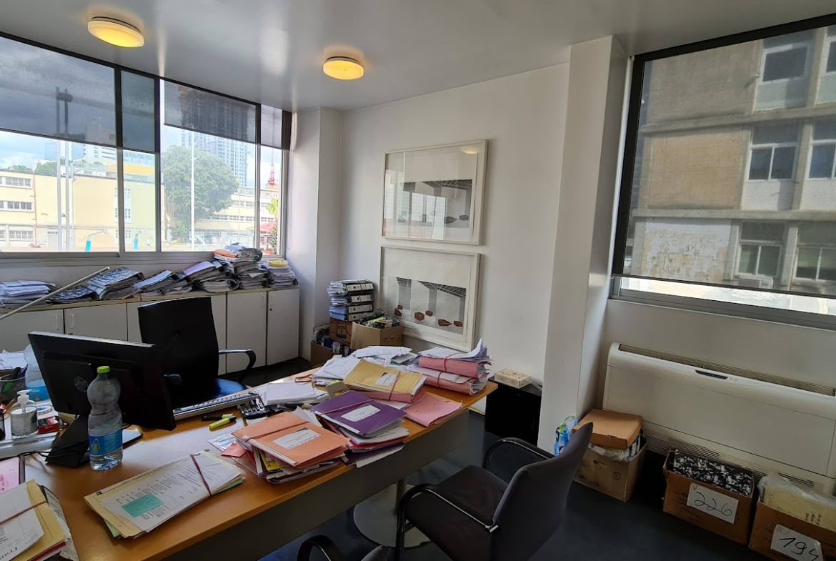 בתמונה אחד מחדרי עבודה