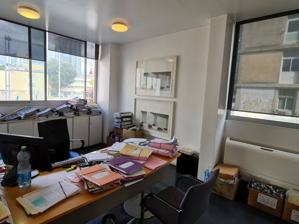 בתמונה אחד מחדרי עבודה