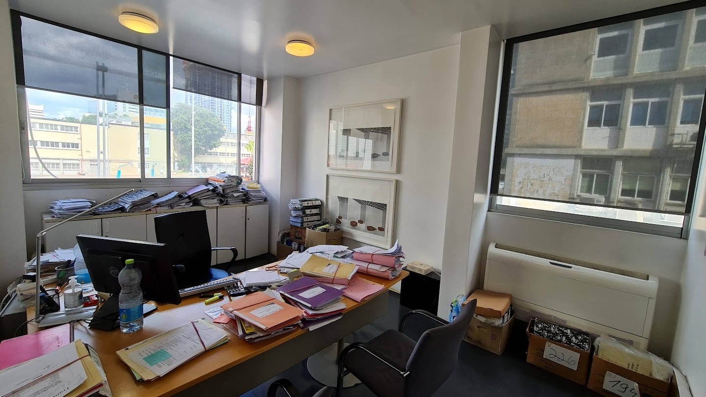 בתמונה אחד מחדרי עבודה