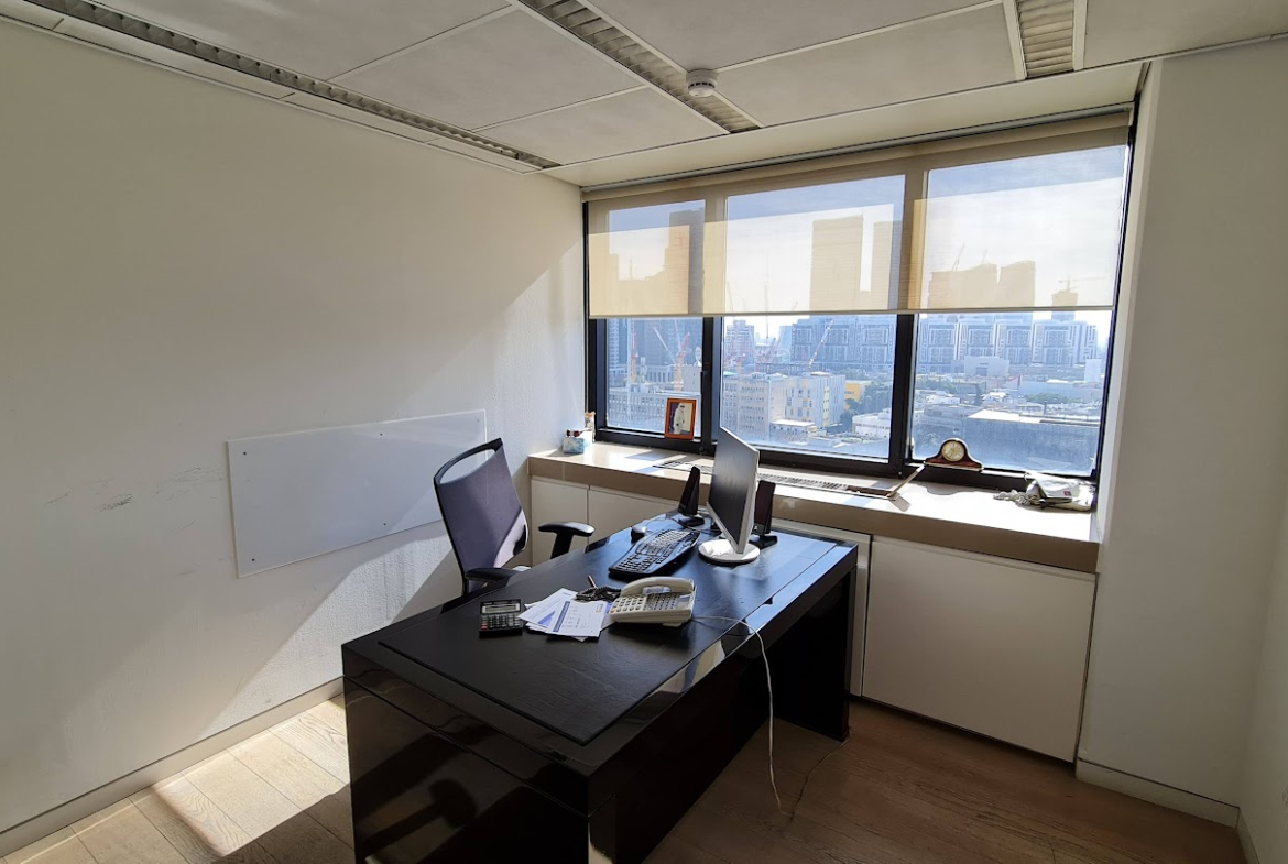 אחד מחדרי עבודה במשרד