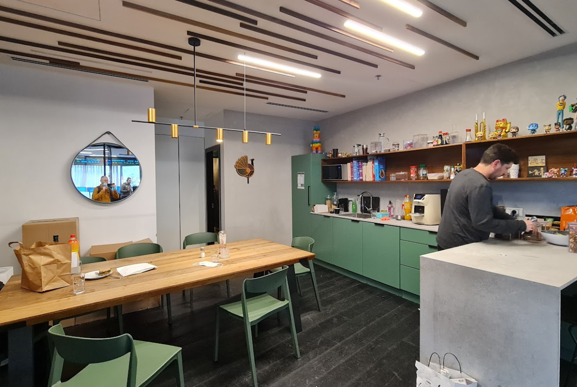 מטבחון עם פינת אוכל