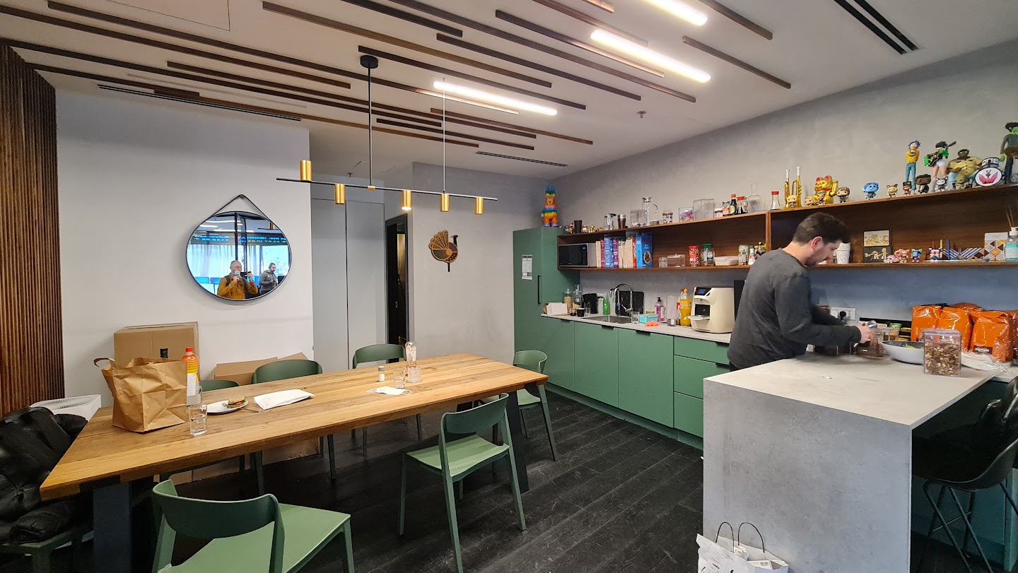 מטבחון עם פינת אוכל