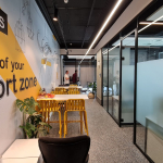 מקומות ישיבה במטבחון וכניסה לחדרי עבודה