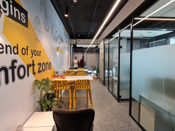 מקומות ישיבה במטבחון וכניסה לחדרי עבודה