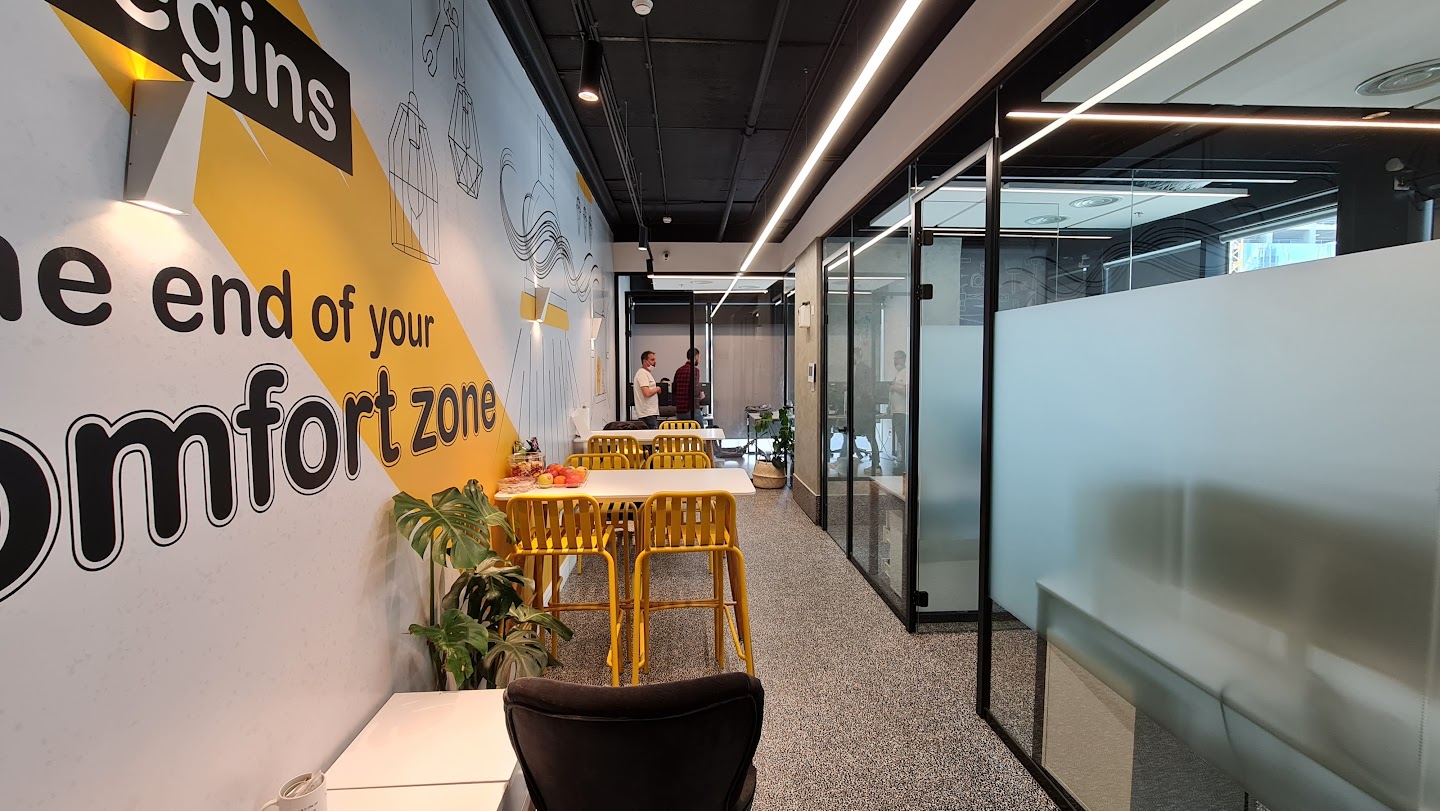 מקומות ישיבה במטבחון וכניסה לחדרי עבודה