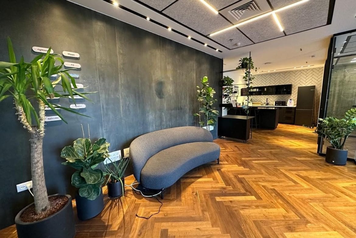 פינת המתנה בכניסה למשרד