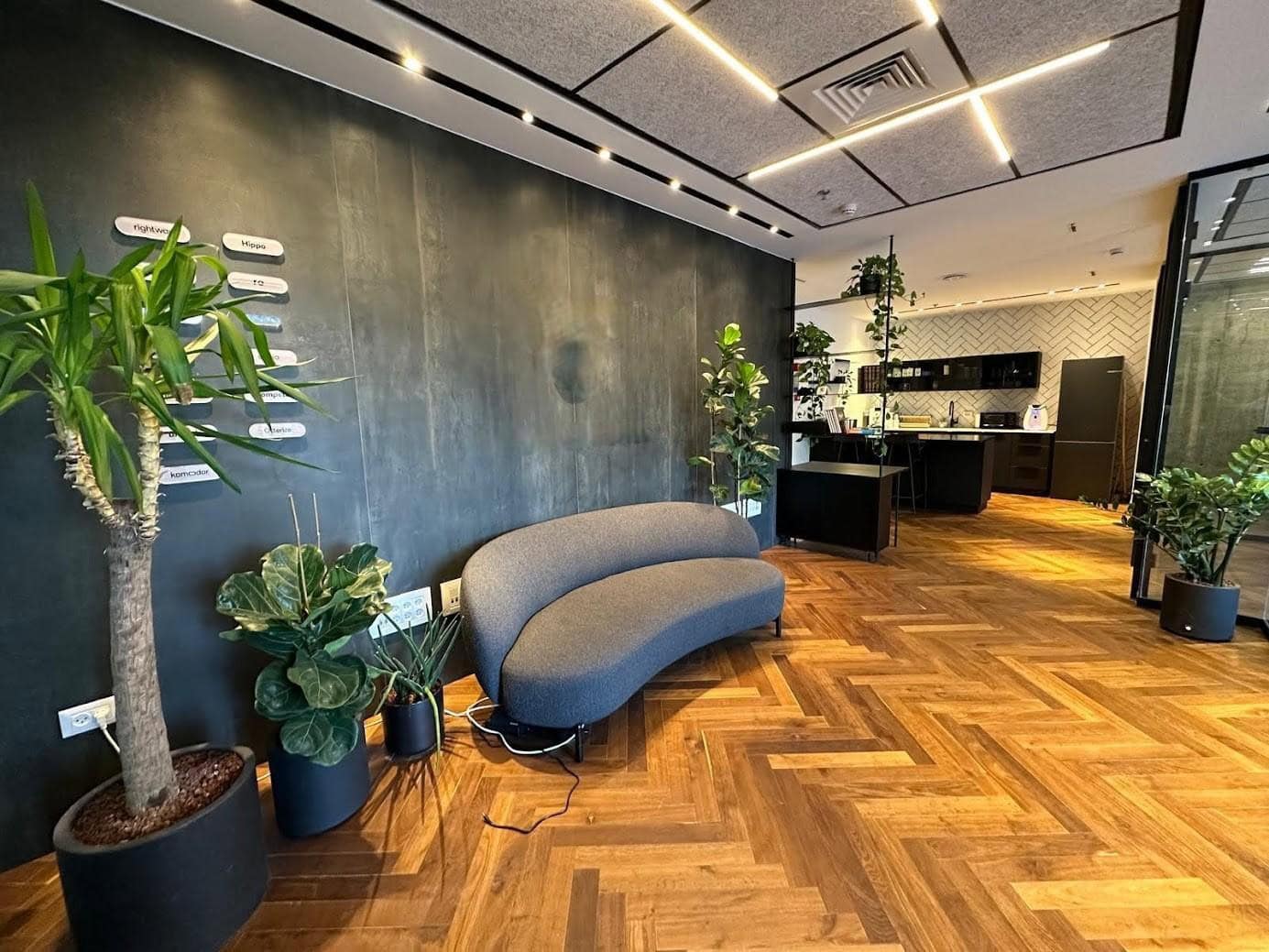 פינת המתנה בכניסה למשרד