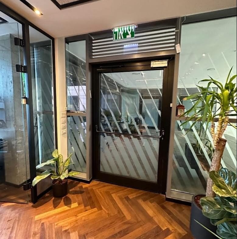 כניסה למשרד