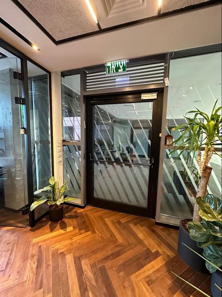 כניסה למשרד