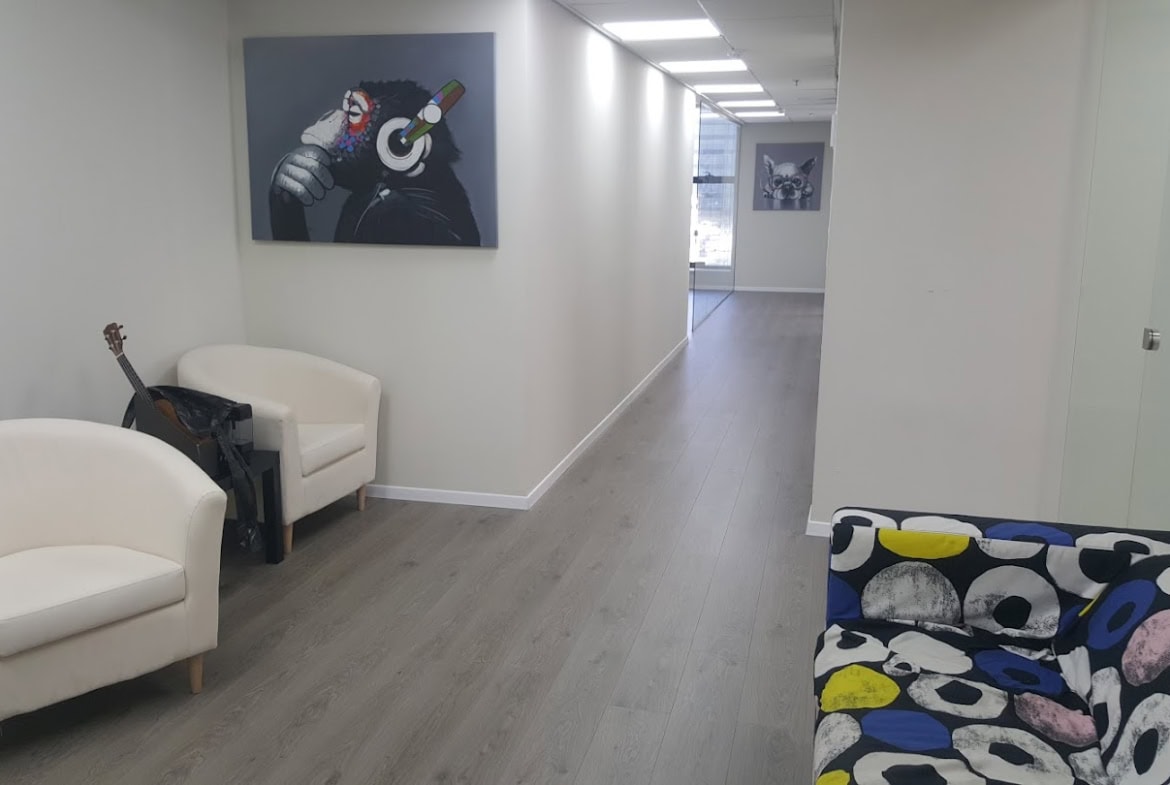 מסדרון ופינת ישיבה