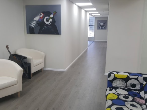 מסדרון ופינת ישיבה