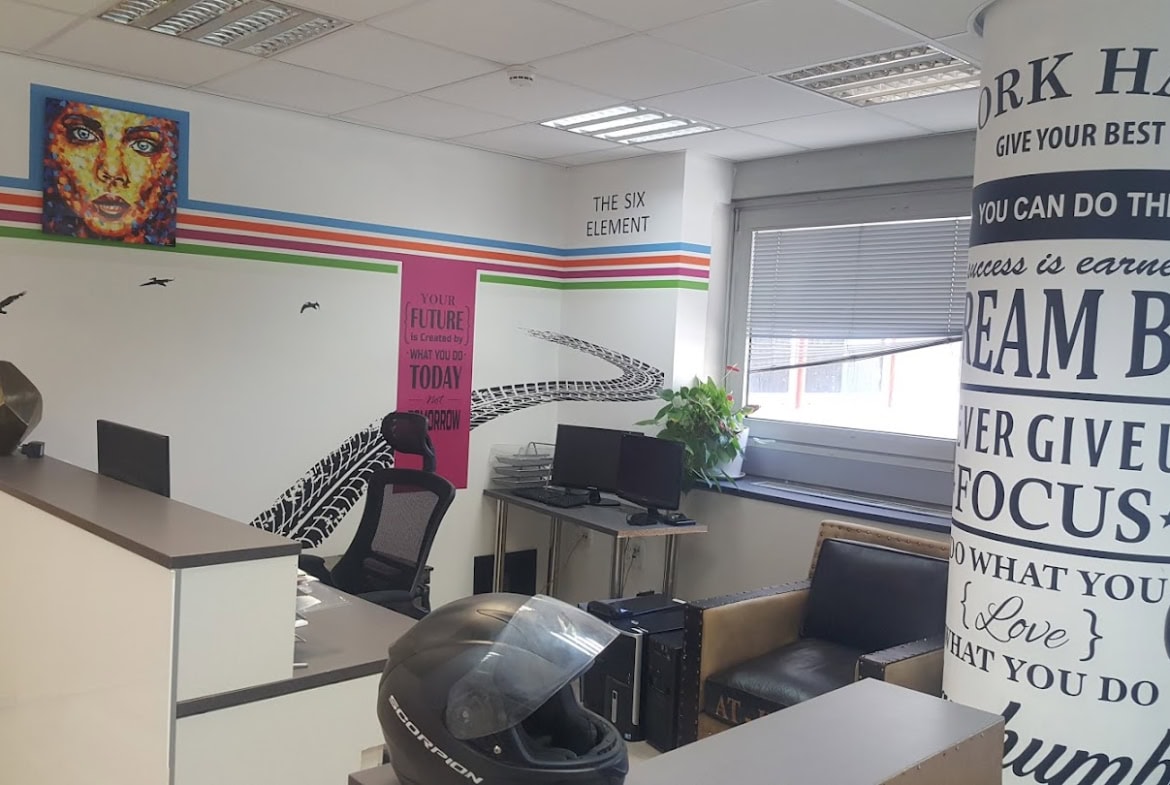 אופן ספייס עם עמדות עבודה