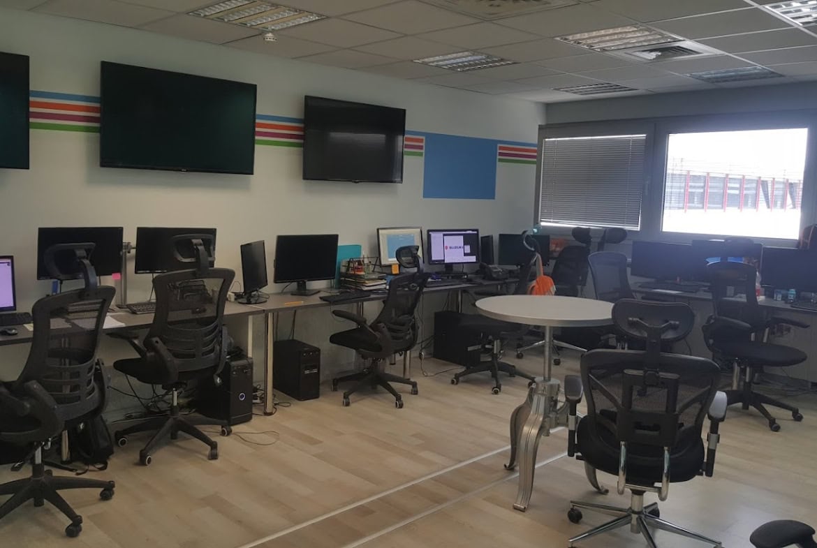 אופן ספייס שני עם עמדות עבודה