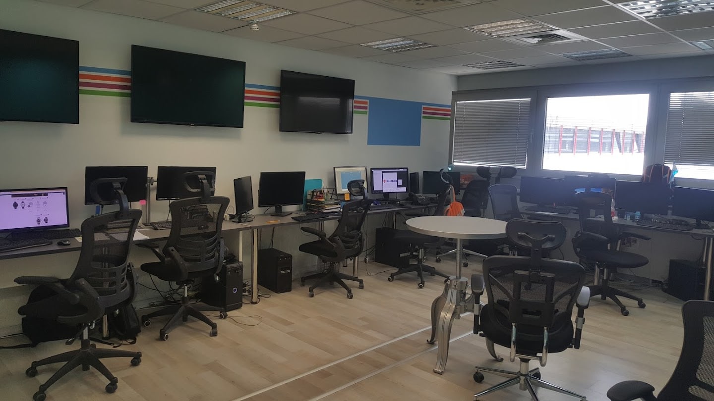 אופן ספייס שני עם עמדות עבודה