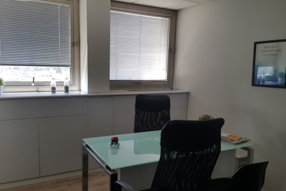 אחד מחדרי עבודה במשרד