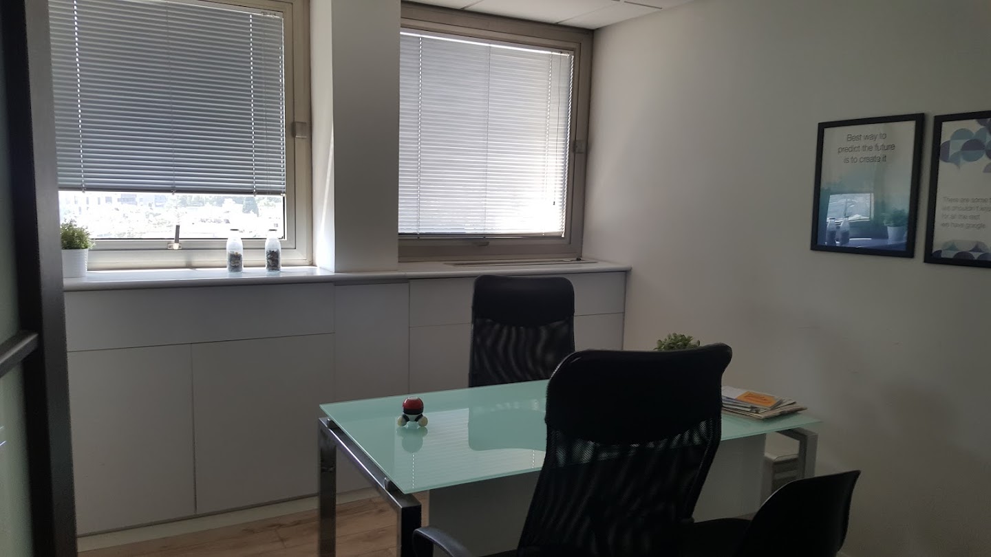 אחד מחדרי עבודה במשרד