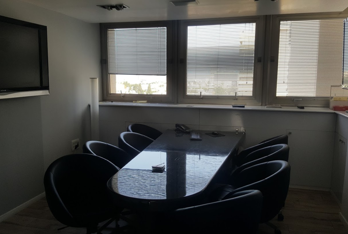 אחד מחדרי עבודה במשרד