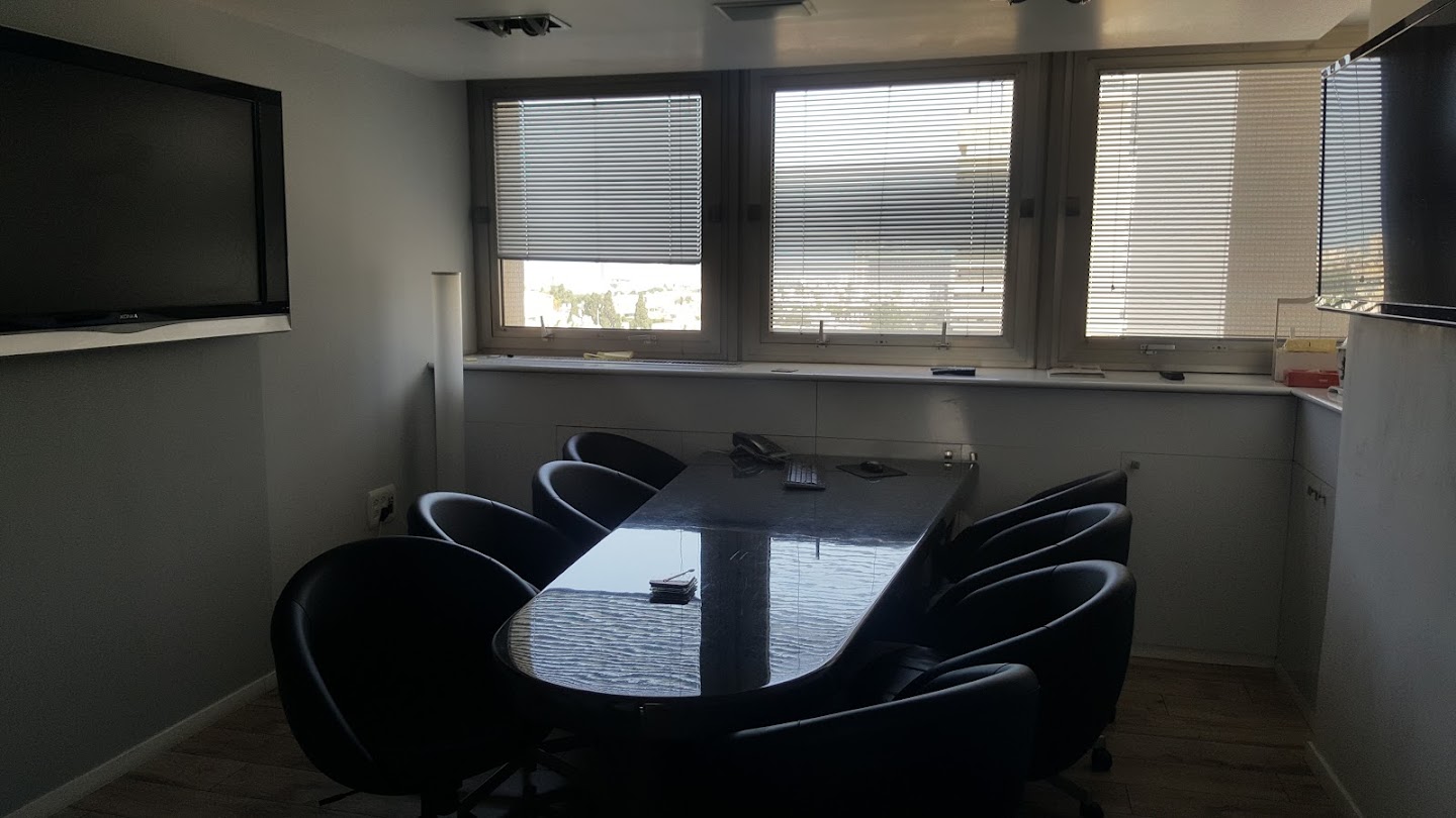 אחד מחדרי עבודה במשרד