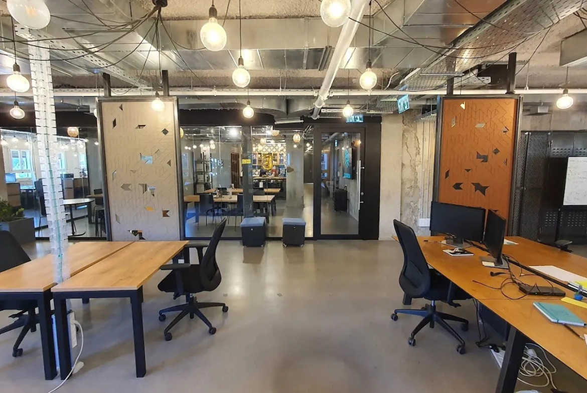 עמדות עבודה באופן ספייס