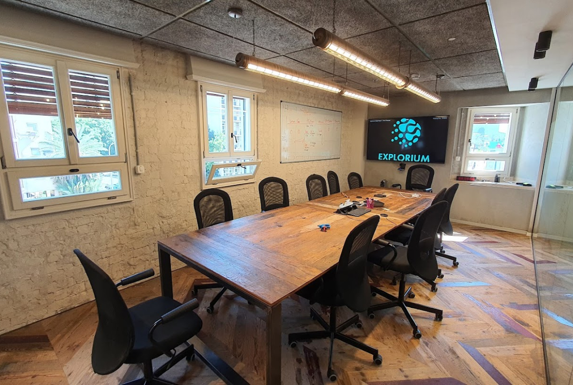 חדר ישיבות גדול