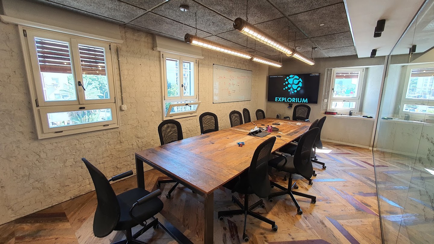 חדר ישיבות גדול