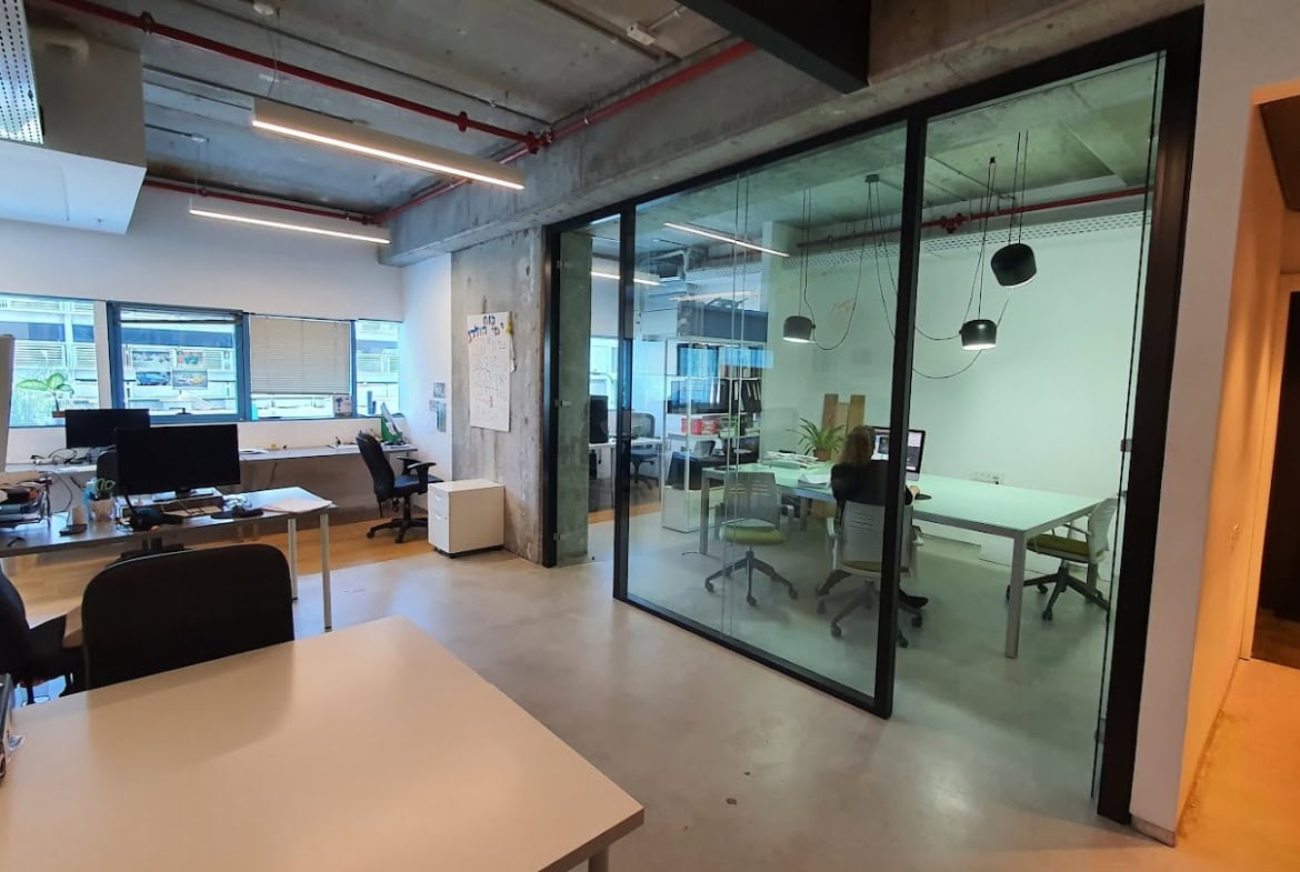 מבט כללי וחדר ישיבות