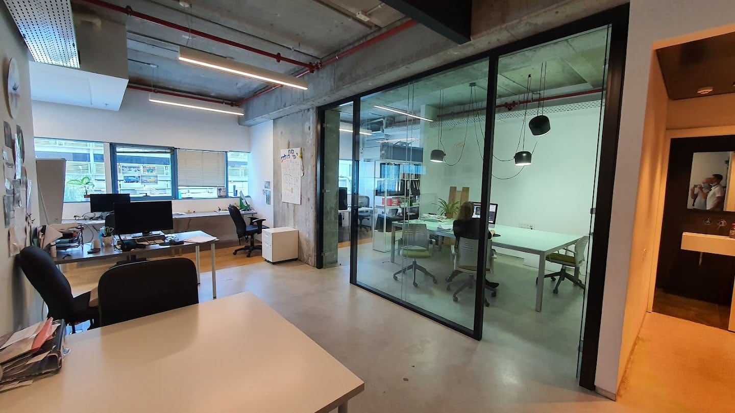 מבט כללי וחדר ישיבות