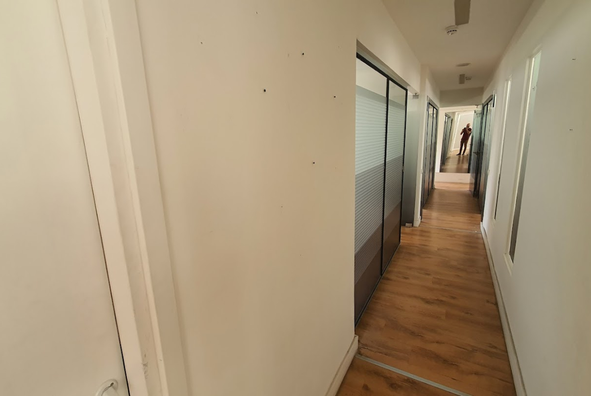 מסדרון וכניסה לחדרים