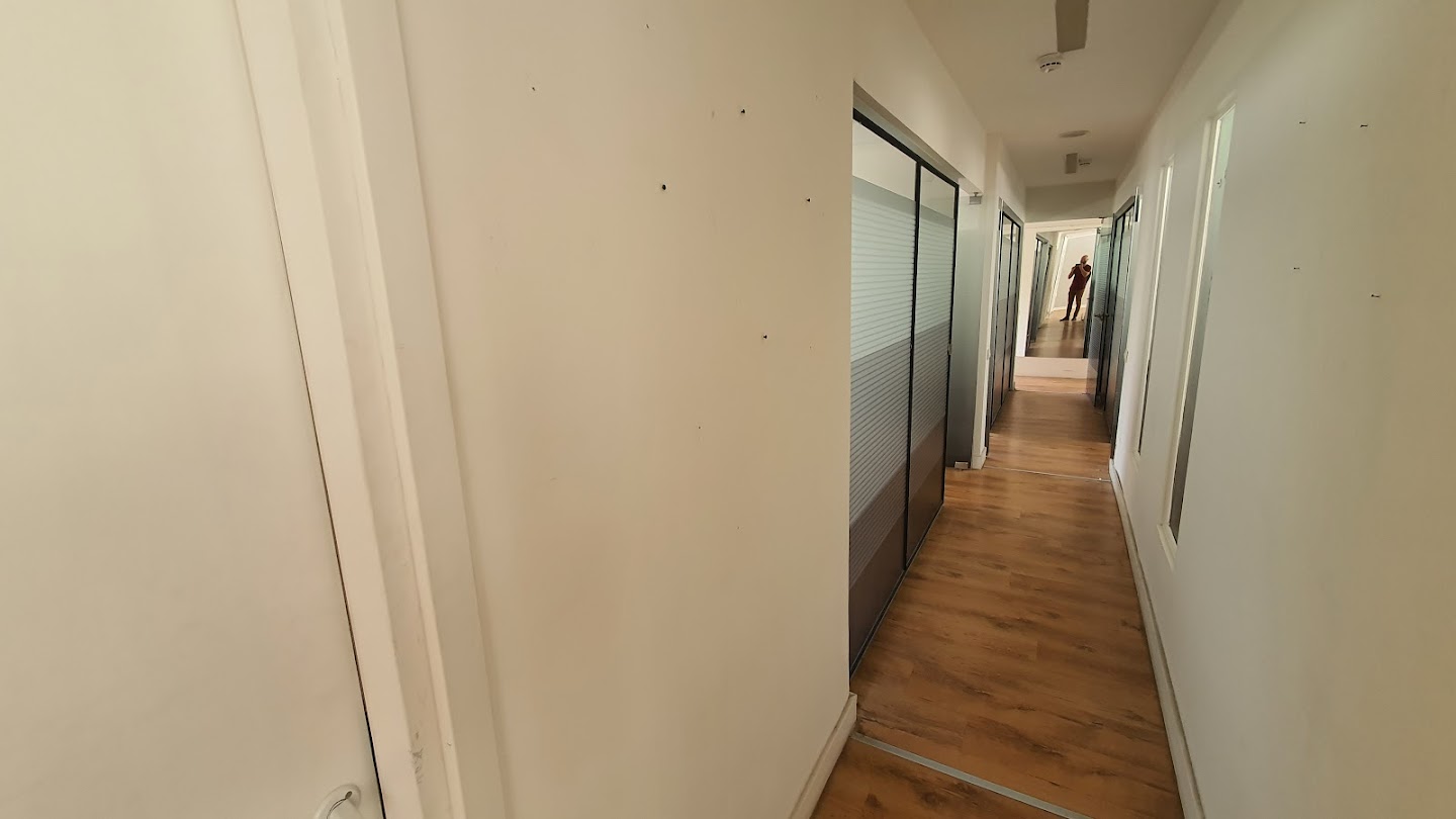 מסדרון וכניסה לחדרים