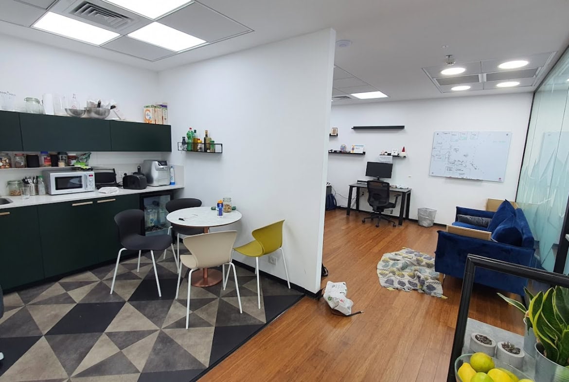 מטבחון עם פינת אוכל