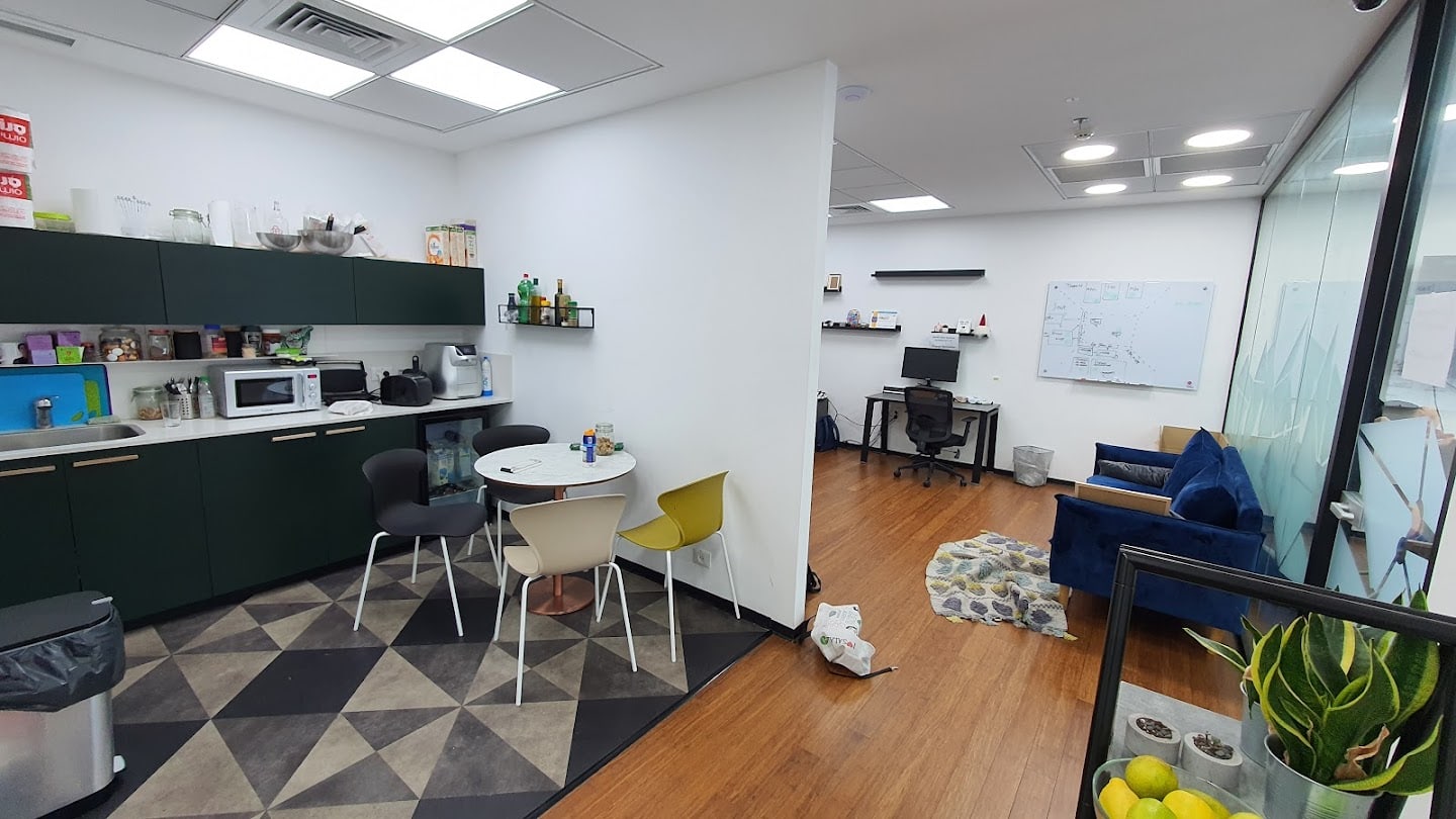 מטבחון עם פינת אוכל