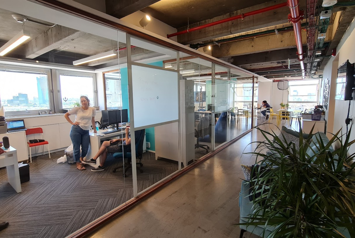 חלוקה לחדרים ומראה כללי של המשרד