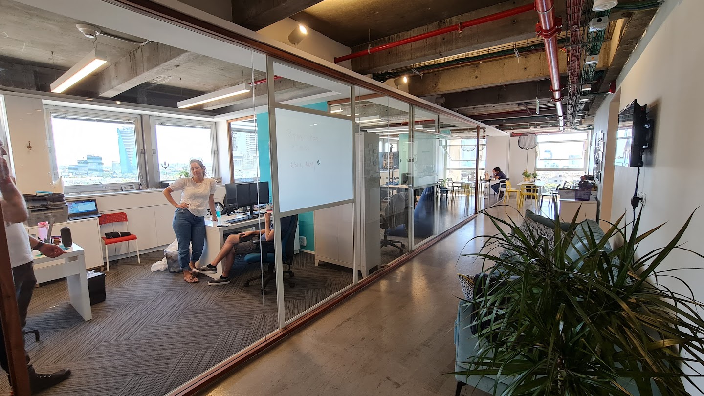 חלוקה לחדרים ומראה כללי של המשרד