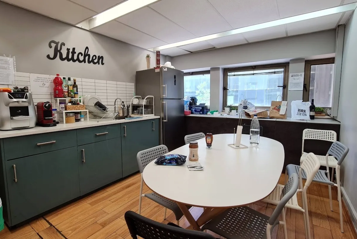 מטבחון עם פינת אוכל