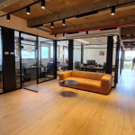 אזור לאונג' וחלוקה לחדרים במשרד