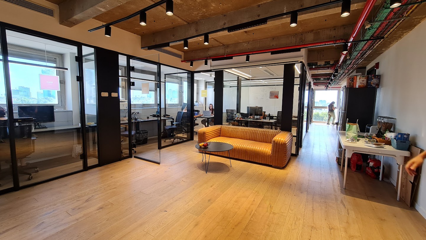 אזור לאונג' וחלוקה לחדרים במשרד