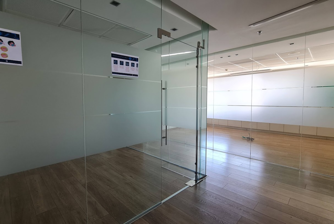 חלק מהמשרד- חדרי עבודה