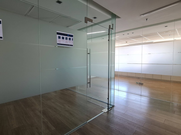 חלק מהמשרד- חדרי עבודה