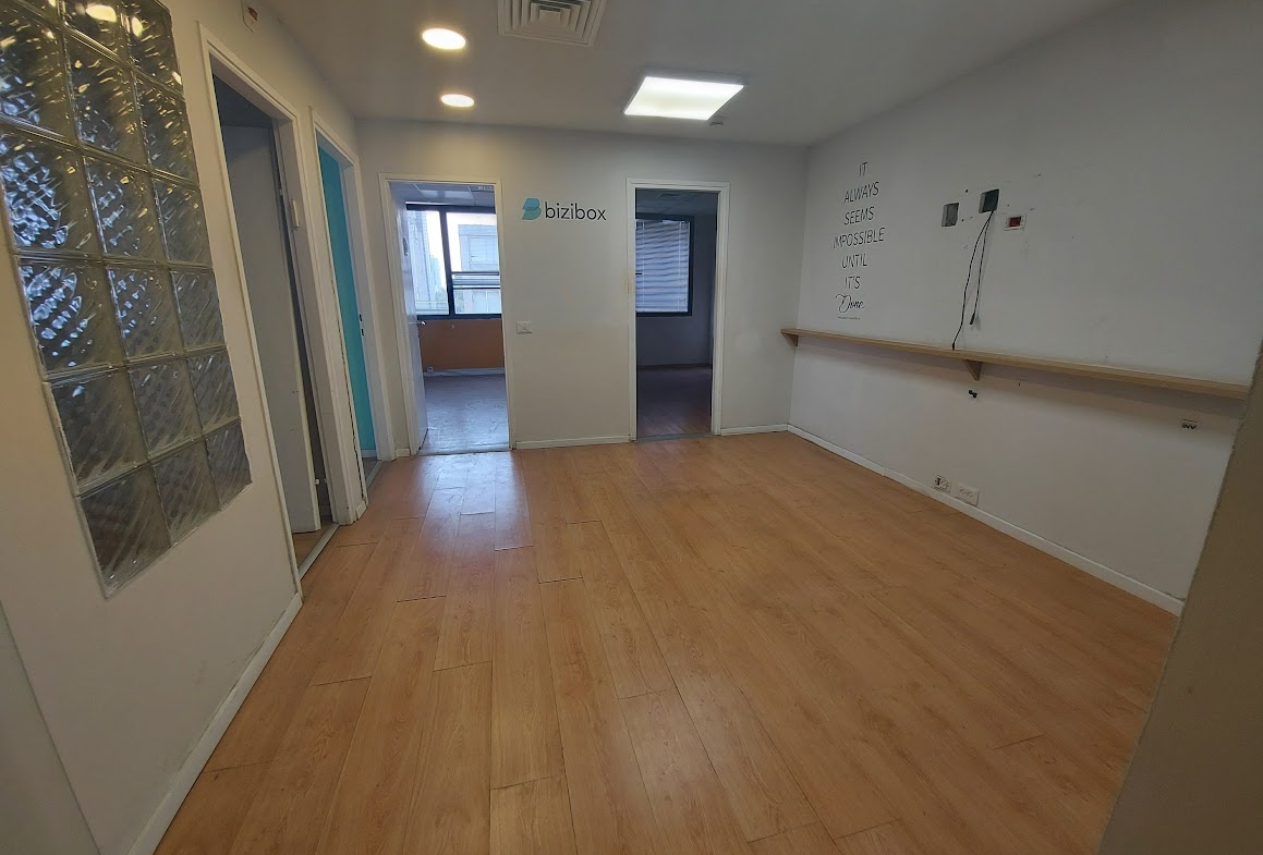 אופן ספייס קטן עם כניסה לחדרים