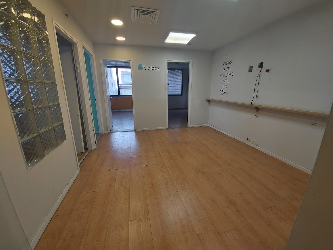 אופן ספייס קטן עם כניסה לחדרים