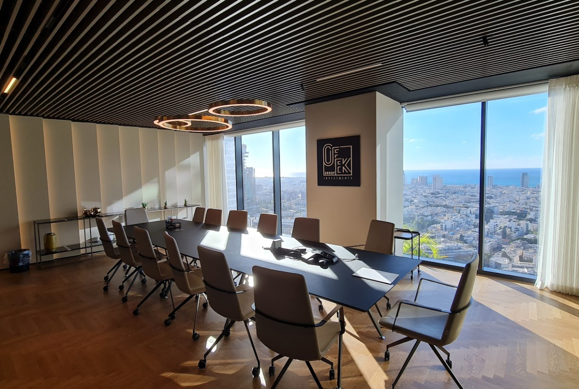 חדר ישיבות גדול במשרד